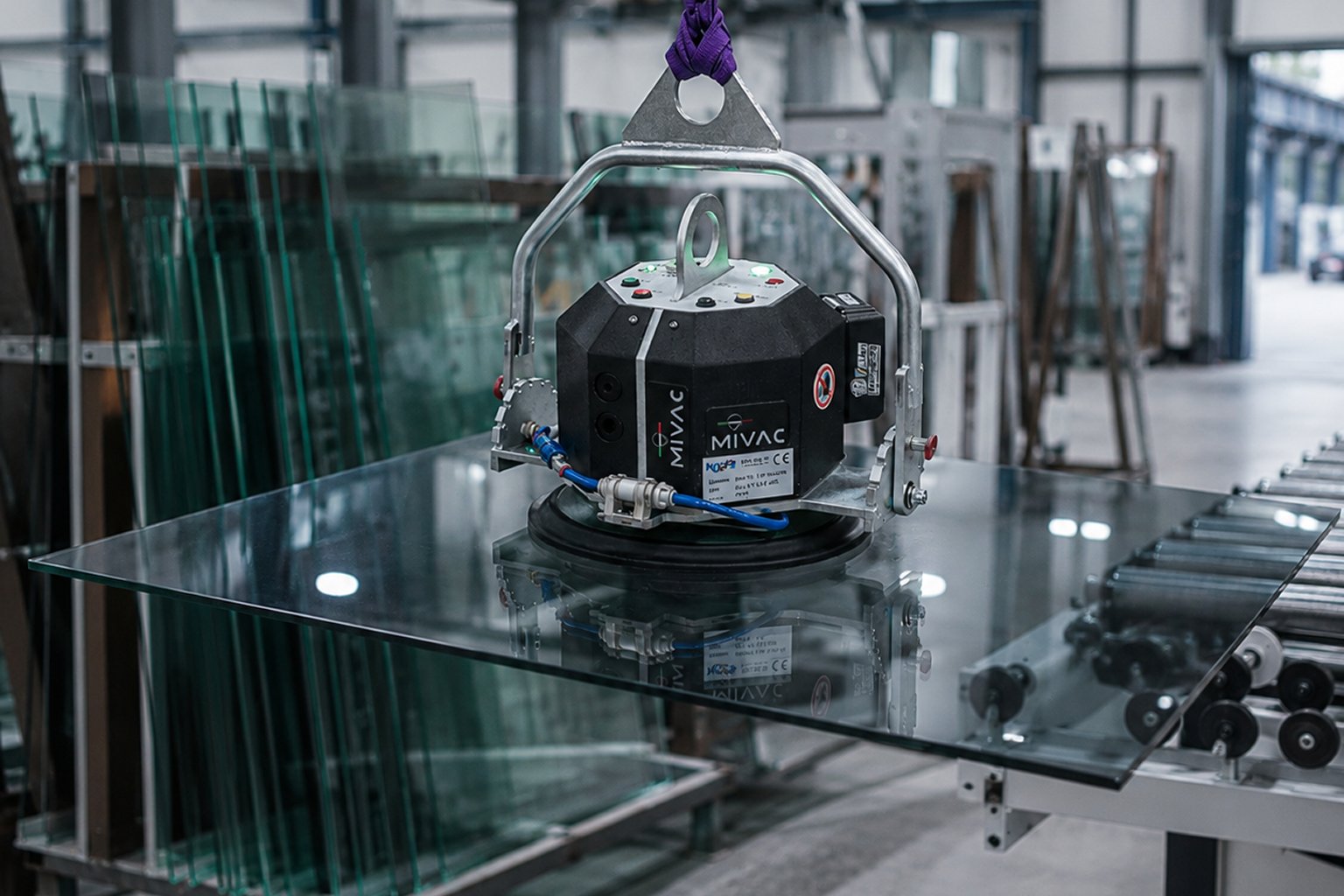 Sollevatore a vuoto Liftagon by Mivac per movimentare in modo sicuro e ergonomico lastre di vetro