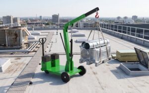 Mini gru per tetti MF450 durante il sollevamento di un carico su copertura